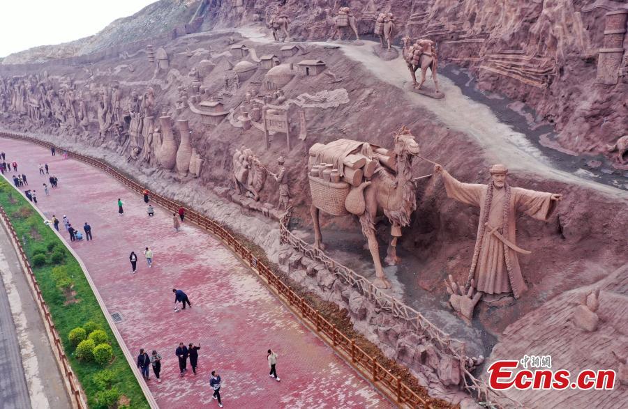 Escultura de montanha em fabricação de porcelana é revelada no norte da China