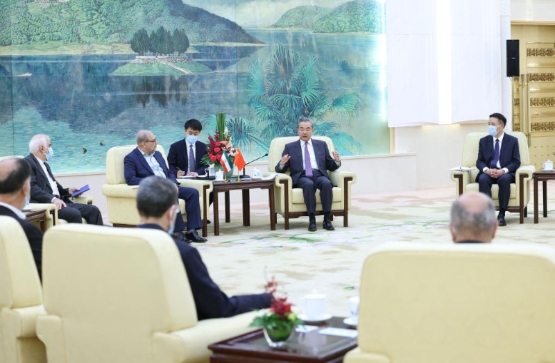 Diplomata sênior da China reúne-se com delegação iraniana