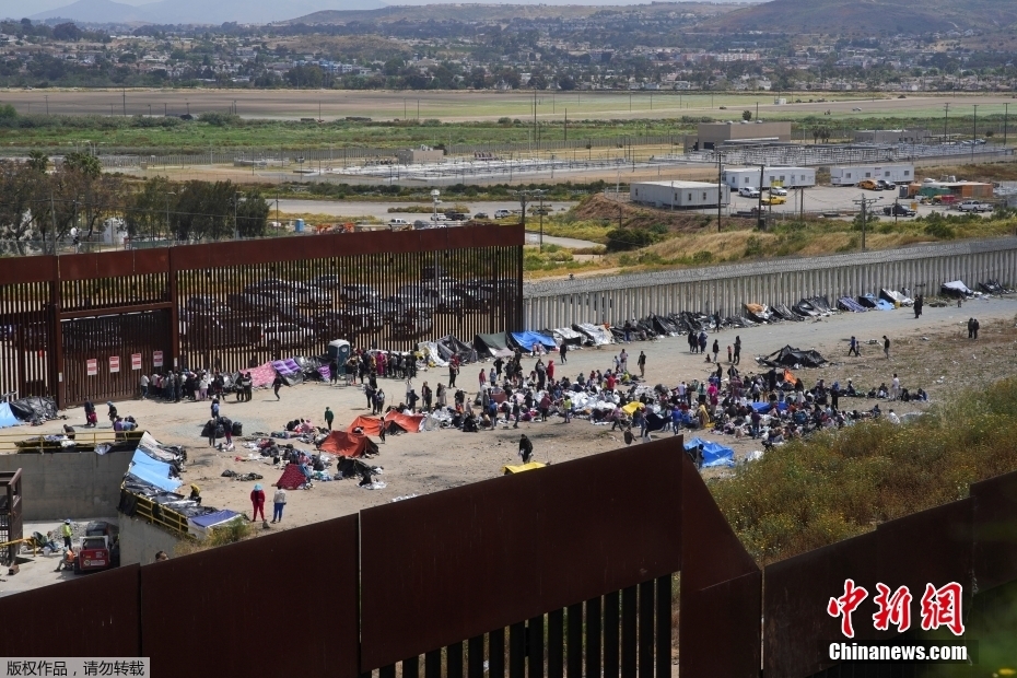 EUA: grande imigrantes se reúnem na fronteira com México aguardando fim do Título 42