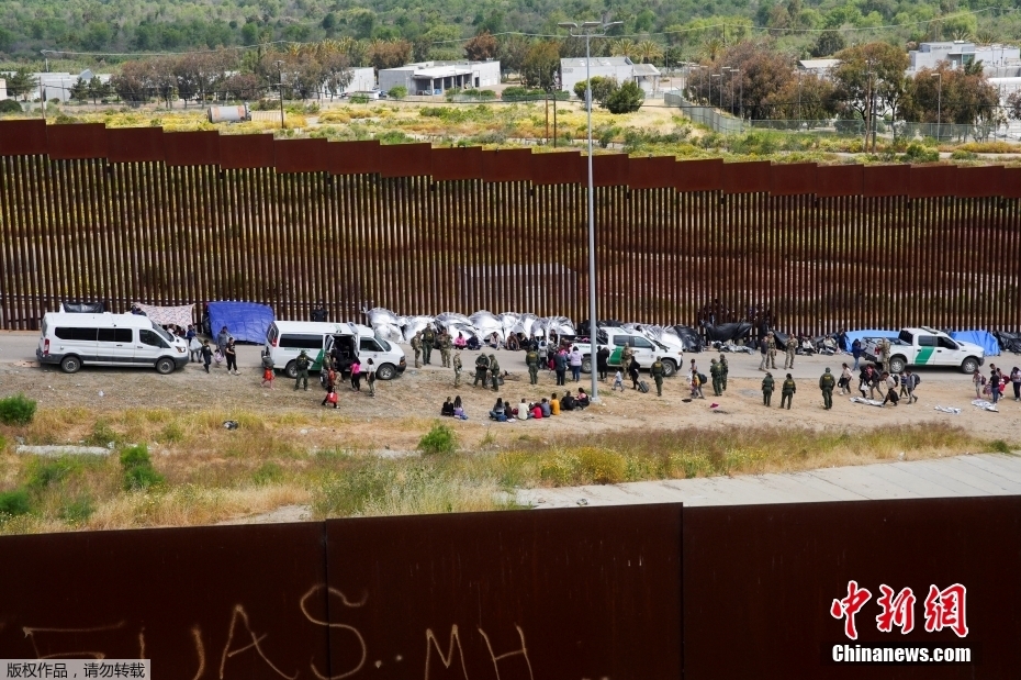 EUA: grande imigrantes se reúnem na fronteira com México aguardando fim do Título 42