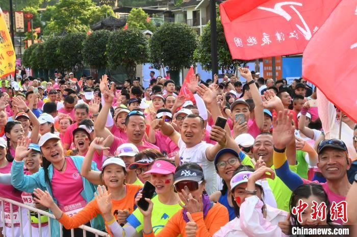 Galeria: maratona de Wenchuan de 2023 realizada no sudoeste da China