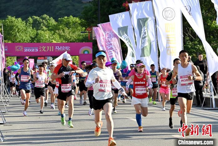 Galeria: maratona de Wenchuan de 2023 realizada no sudoeste da China
