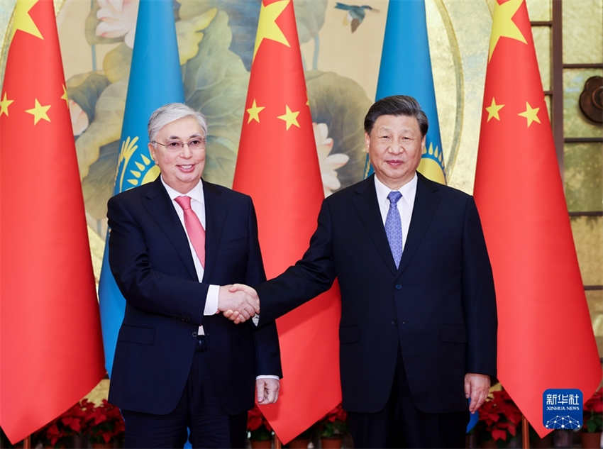 Xi Jinping conversa com presidente do Cazaquistão