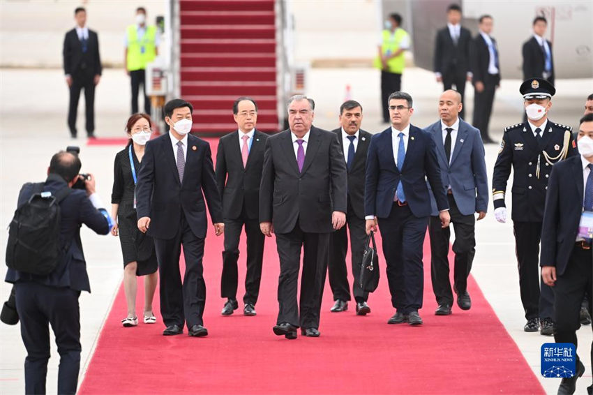 Presidente do Tajiquistão chega a Xi'an para Cúpula China-Ásia Central