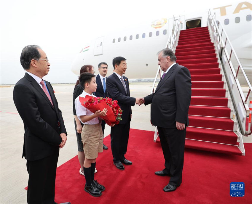 Presidente do Tajiquistão chega a Xi'an para Cúpula China-Ásia Central