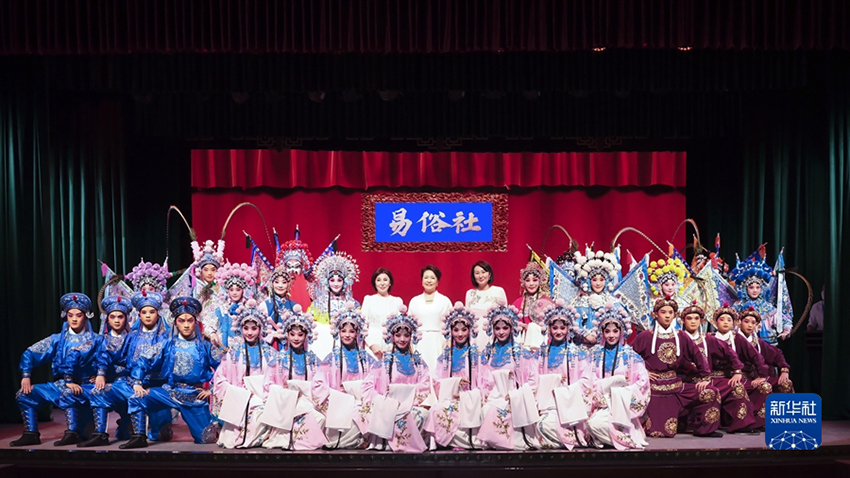 Peng Liyuan e esposas de líderes da Ásia Central visitam teatro histórico