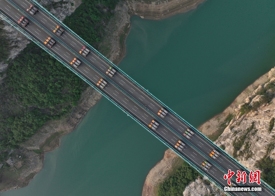 Ponte Jinfeng sobre rio Wujiang em Guizhou realiza testes de resistência