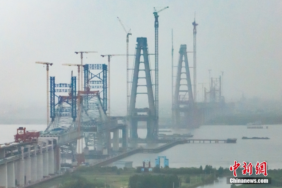Construção da ponte Changtai sobre rio Yangtze continua avançando no leste da China