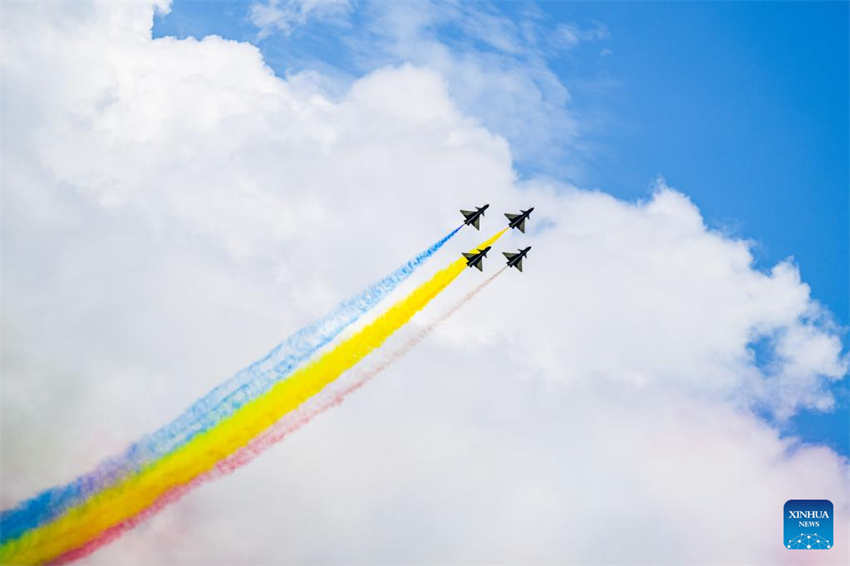 Equipe de acrobacias da Força Aérea da China se apresenta na Exposição Marítima e Aeroespacial Internacional de Langkawi