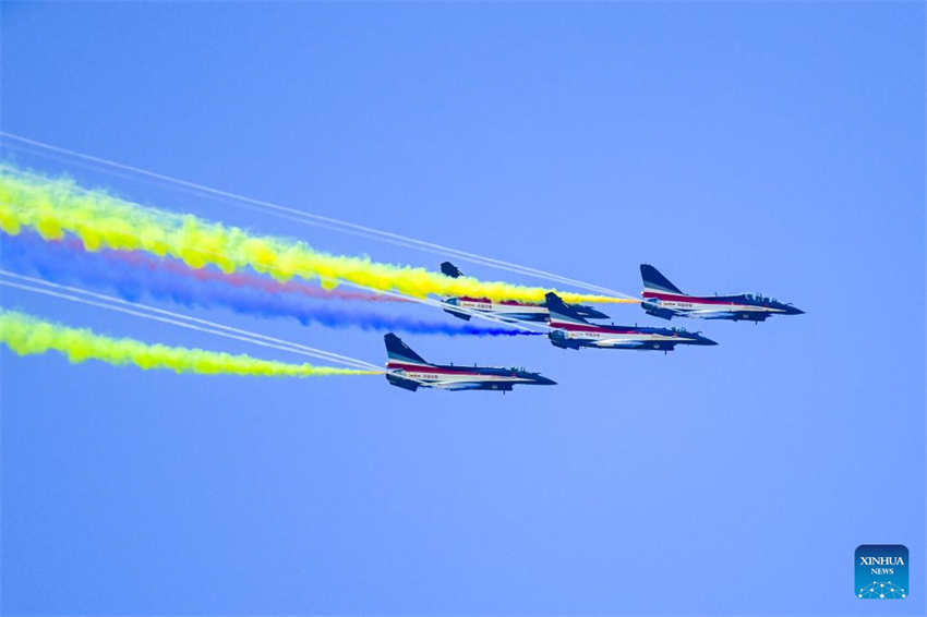 Equipe de acrobacias da Força Aérea da China se apresenta na Exposição Marítima e Aeroespacial Internacional de Langkawi