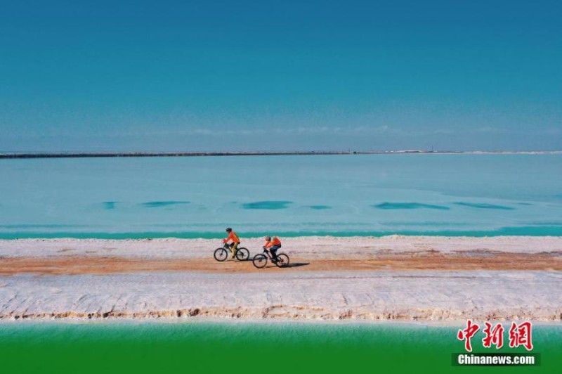 Ciclistas competem em paisagem espetacular em Qinghai