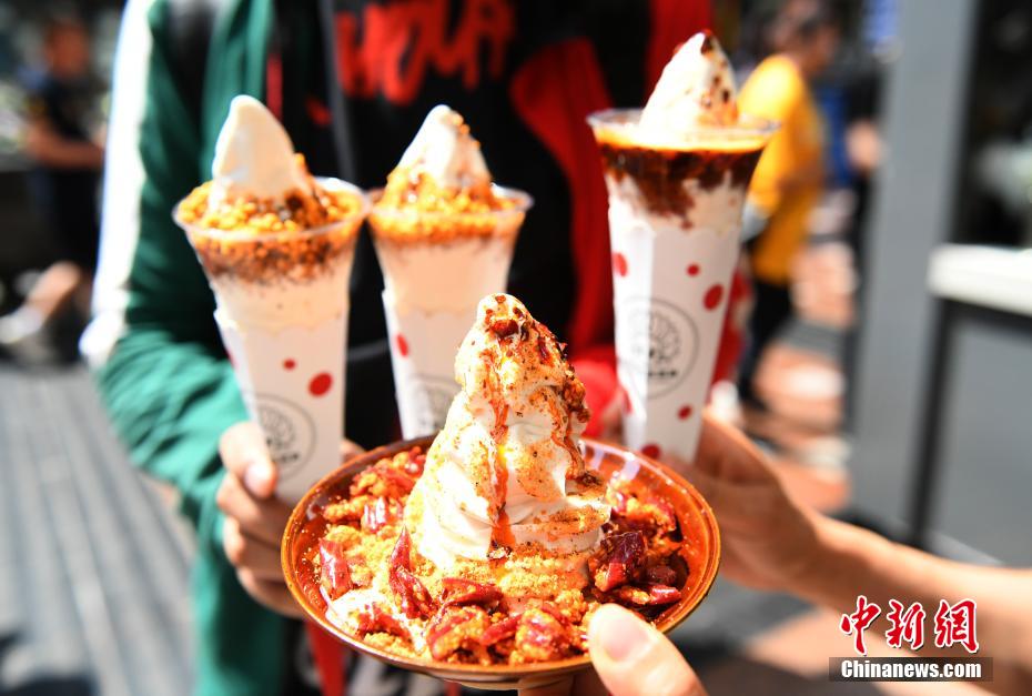 Comerciante de Chongqing lança sorvete picante para atrair clientes