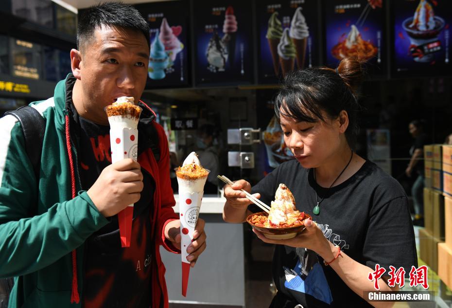 Comerciante de Chongqing lança sorvete picante para atrair clientes
