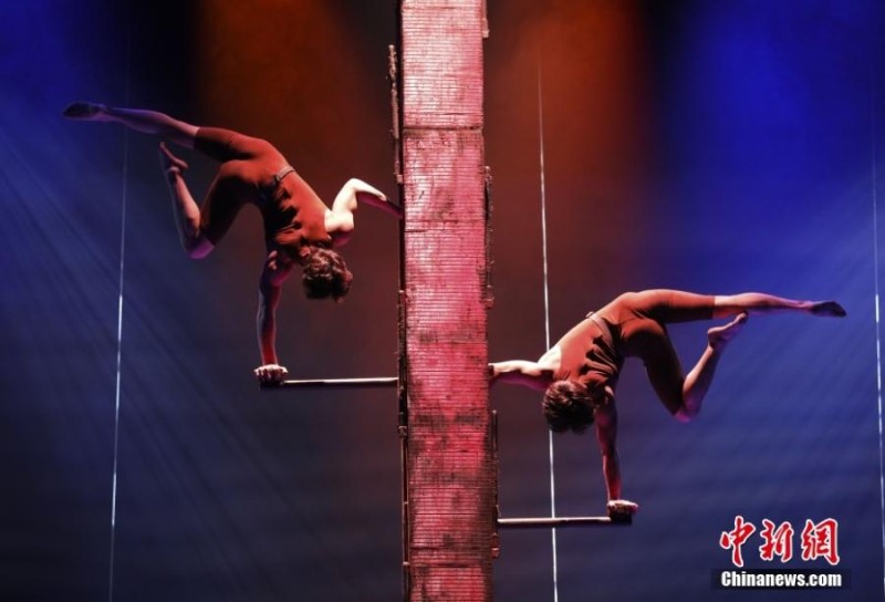 Gala acrobática temática para enviados diplomáticos é realizada em Beijing