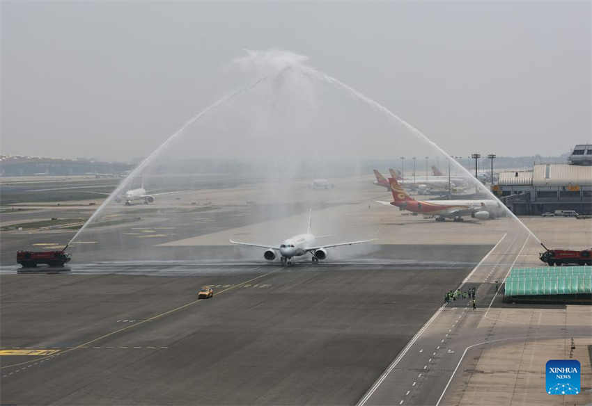 Avião chinês C919 realiza voo comercial inaugural