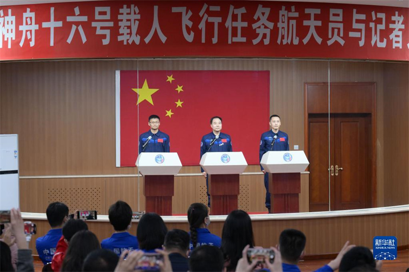 Astronautas da missão chinesa Shenzhou-16 reúnem-se com a imprensa