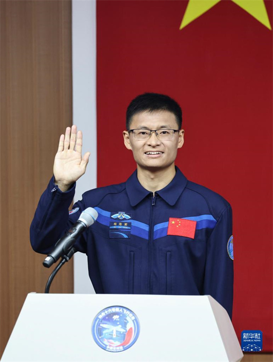 Astronautas da missão chinesa Shenzhou-16 reúnem-se com a imprensa