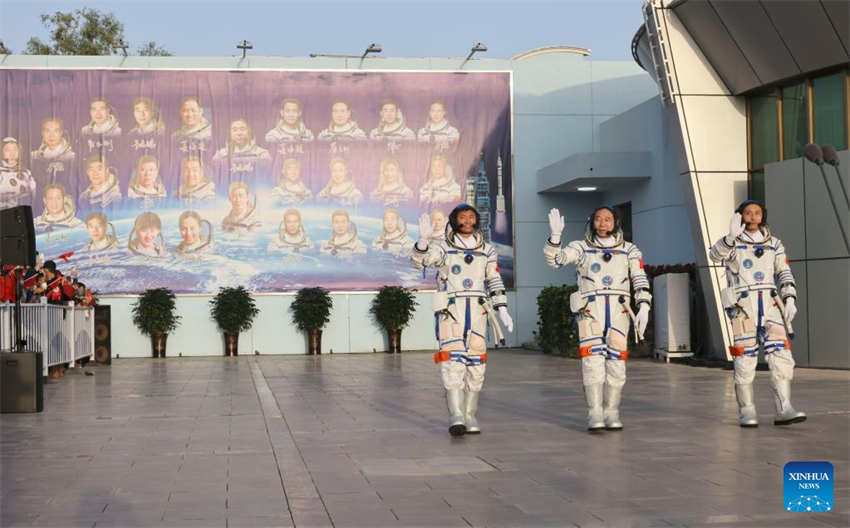 Cerimônia de despedida é realizada para astronautas chineses da missão Shenzhou-16