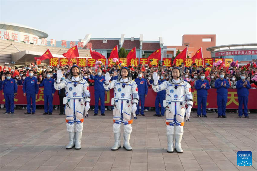 Cerimônia de despedida é realizada para astronautas chineses da missão Shenzhou-16