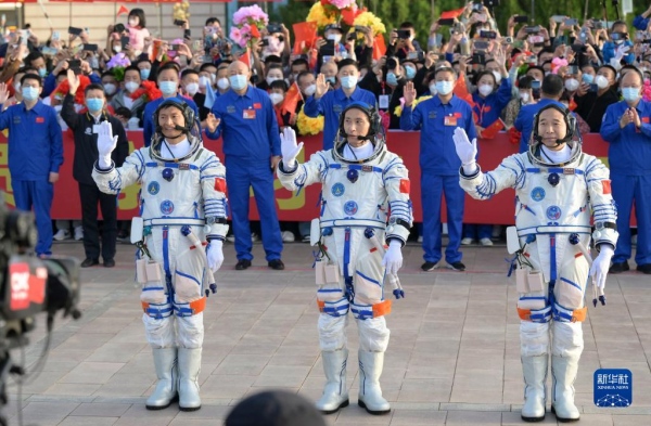 Realizada cerimônia de despedida para astronautas chineses da missão Shenzhou-16