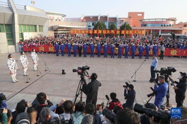 Realizada cerimônia de despedida para astronautas chineses da missão Shenzhou-16