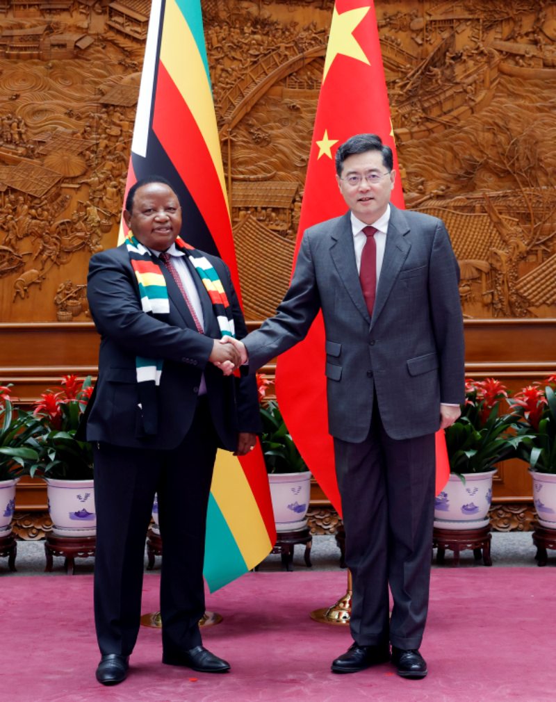 Chanceler chinês mantém conversações com homólogo do Zimbábue