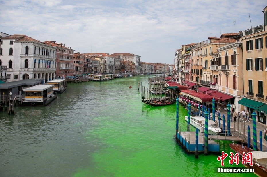 Cor da água do principal rio de Veneza tornou-se verde fluorescente