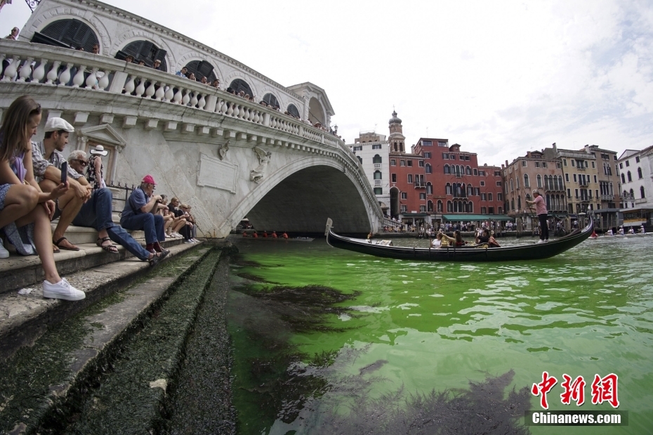 Cor da água do principal rio de Veneza tornou-se verde fluorescente
