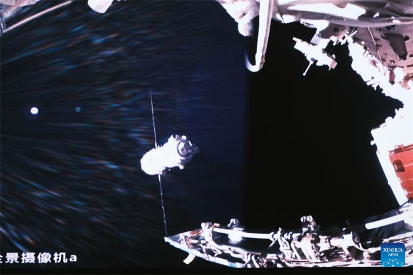 Nave espacial tripulada Shenzhou-16 da China atraca com estação espacial