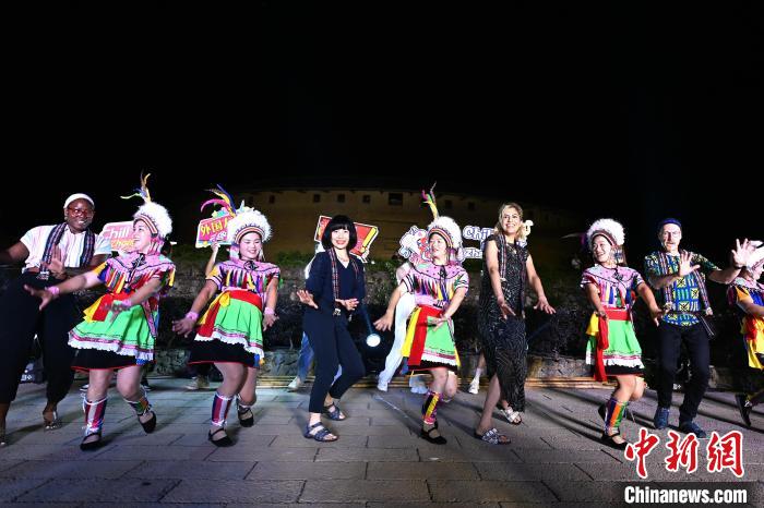 Artistas americanos experimentam danças folclóricas chinesas