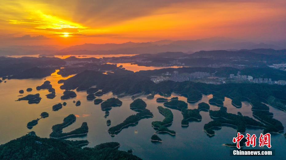 Galeria: linda paisagem ao pôr do sol surge no lago Qiandao no leste da China