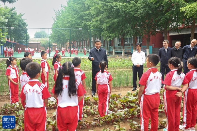 Xi Jinping visita escola em Beijing antes do Dia Internacional das Crianças