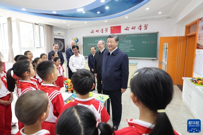 Xi Jinping visita escola em Beijing antes do Dia Internacional das Crianças