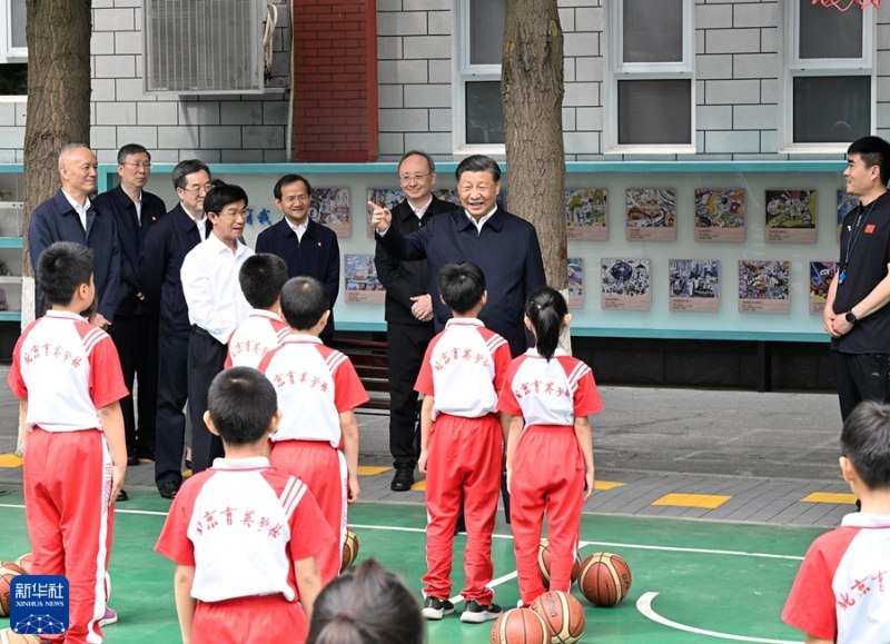 Xi Jinping visita escola em Beijing antes do Dia Internacional das Crianças