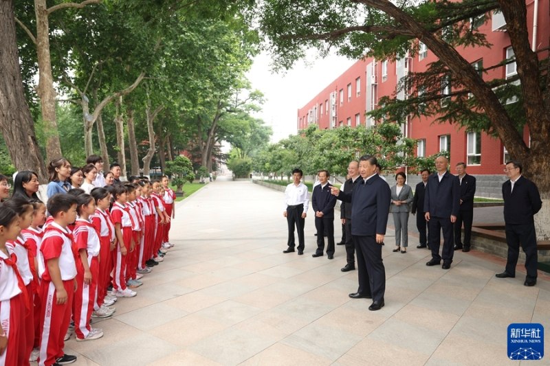 Xi Jinping visita escola em Beijing antes do Dia Internacional das Crianças