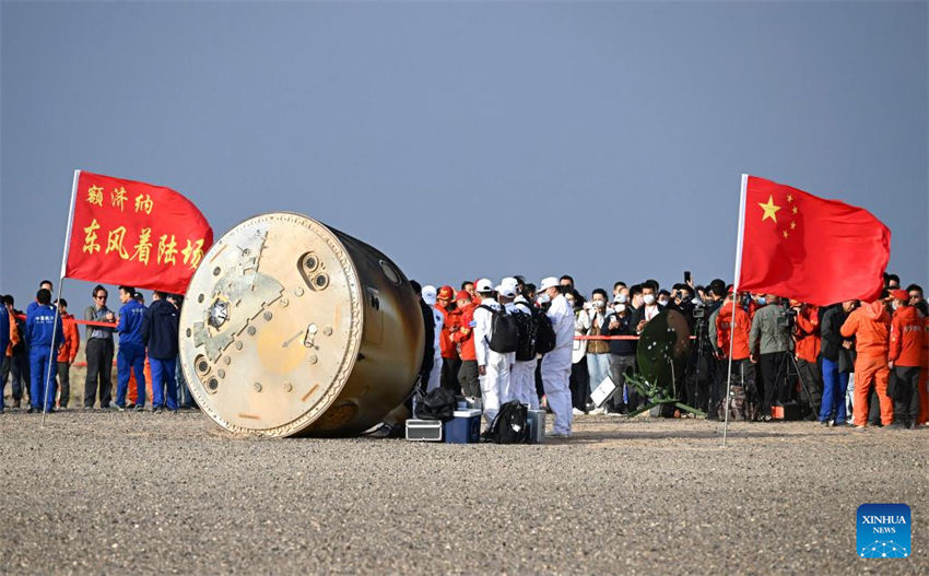 Astronautas da Shenzhou-15 da China retornam em segurança