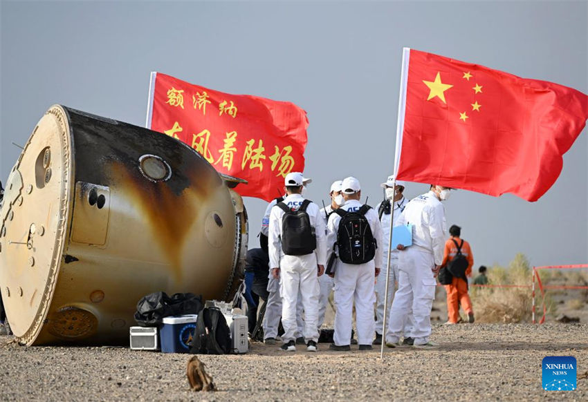 Astronautas da Shenzhou-15 da China retornam em segurança