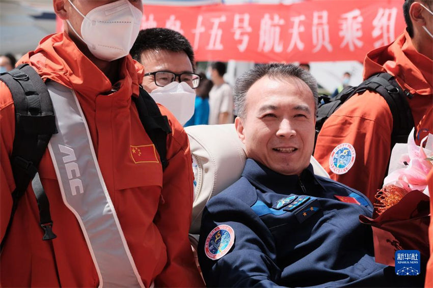 Astronautas da Shenzhou-15 chegam a Beijing