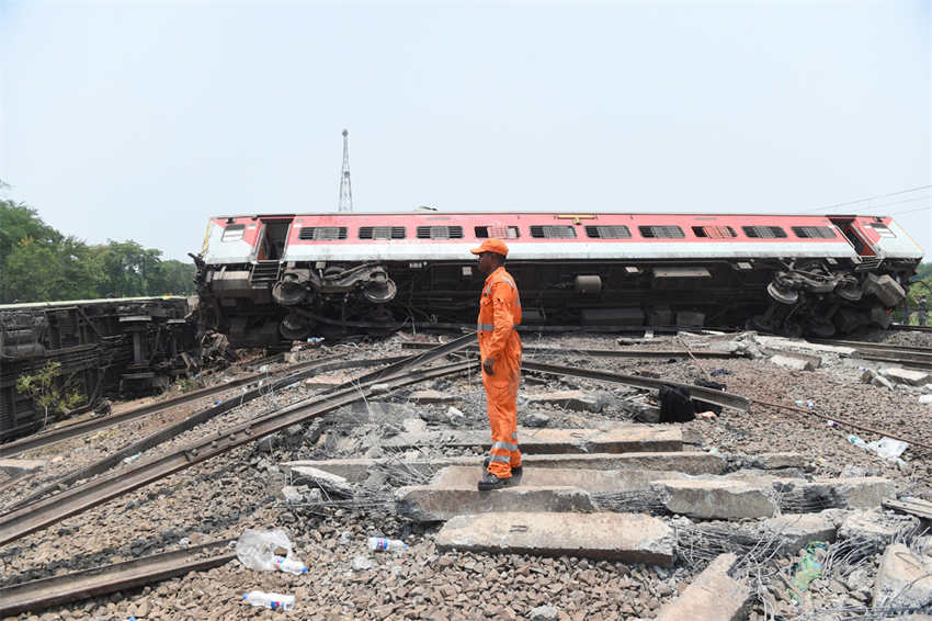 Número de mortos em acidente de trem na Índia é atualizado para 275