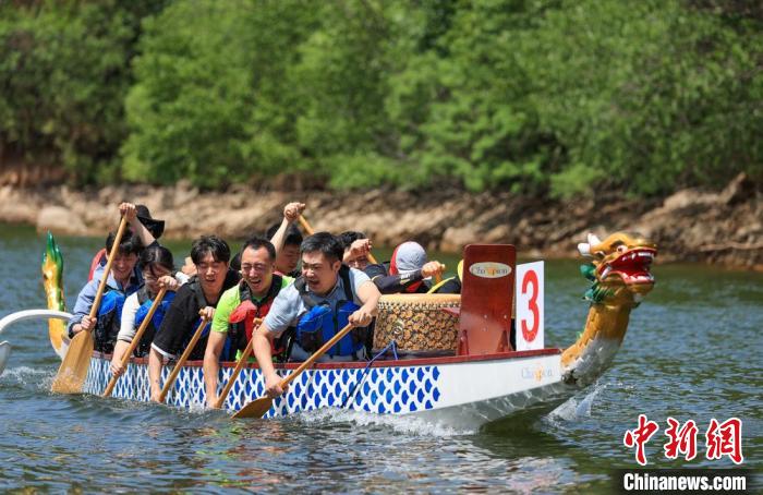 Corridas de barcos-dragão têm início nas proximidades da Grande Muralha em Beijing