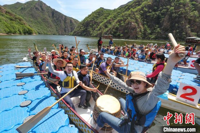 Corridas de barcos-dragão têm início nas proximidades da Grande Muralha em Beijing