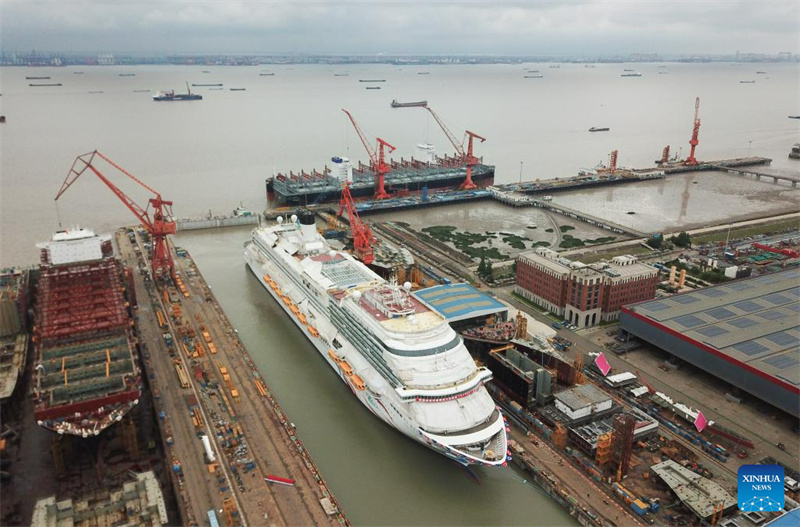 Primeiro navio de cruzeiro de origem chinesa desatraca em Shanghai