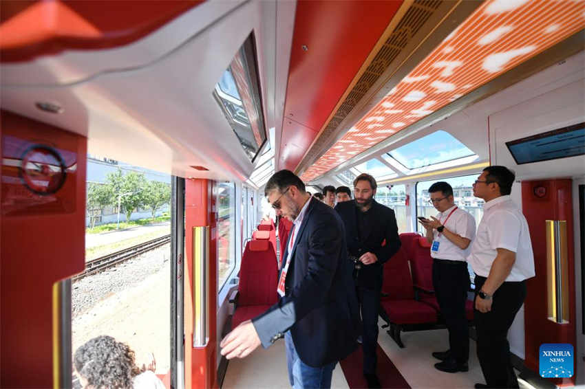 Fabricante chinesa de trens produz primeiro trem leve sobre trilhos de energia nova para Argentina