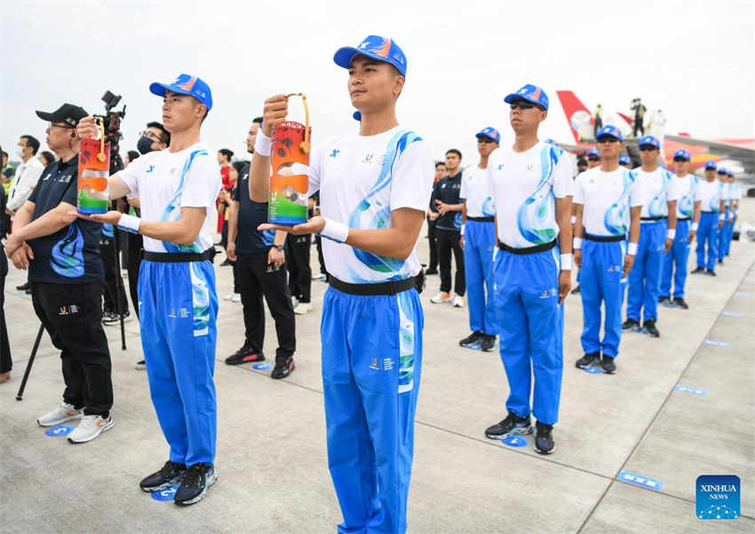 Chama da Universíade de Verão de Chengdu é transferida para Beijing antes do revezamento da tocha