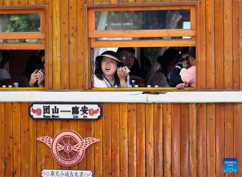 Yunnan: linha ferroviária turística atrai visitantes em Honghe