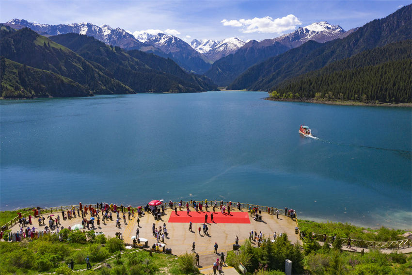 Galeria: pitoresca paisagem de verão no lago Tianchi atrai visitantes