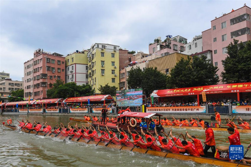 Competição de barco do dragão é realizada em Guangzhou para receber festival