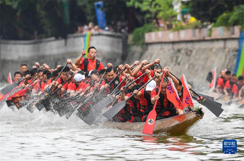 Competição de barco do dragão é realizada em Guangzhou para receber festival