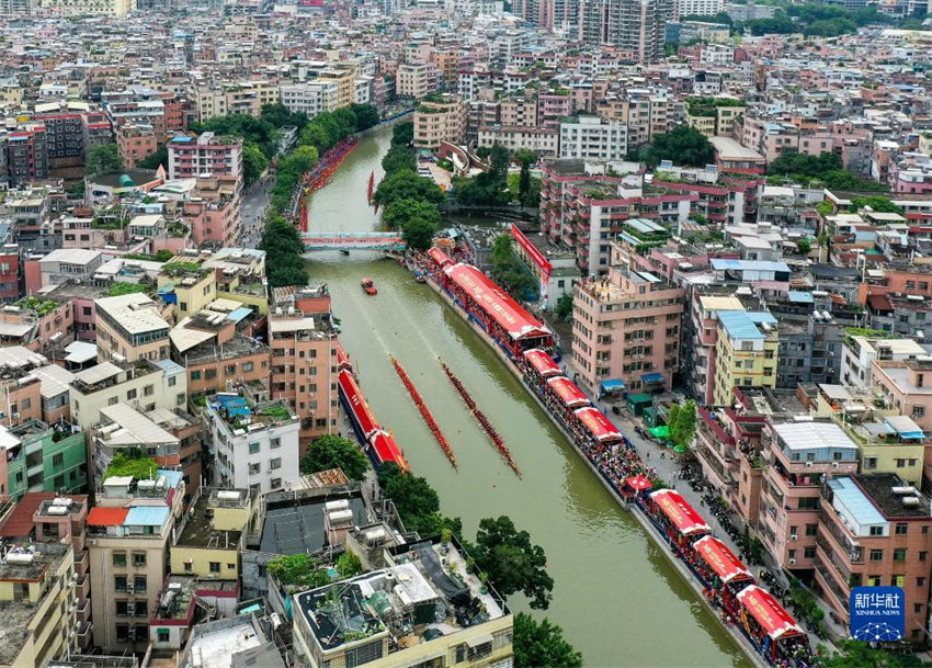 Competição de barco do dragão é realizada em Guangzhou para receber festival