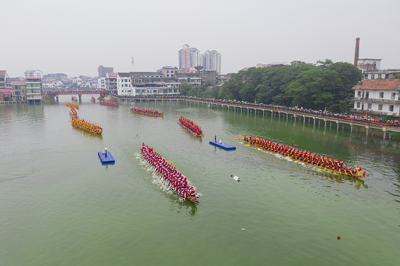 Hunan: Yiyang prepara corridas de barco-dragão de dupla fila de 100 metros